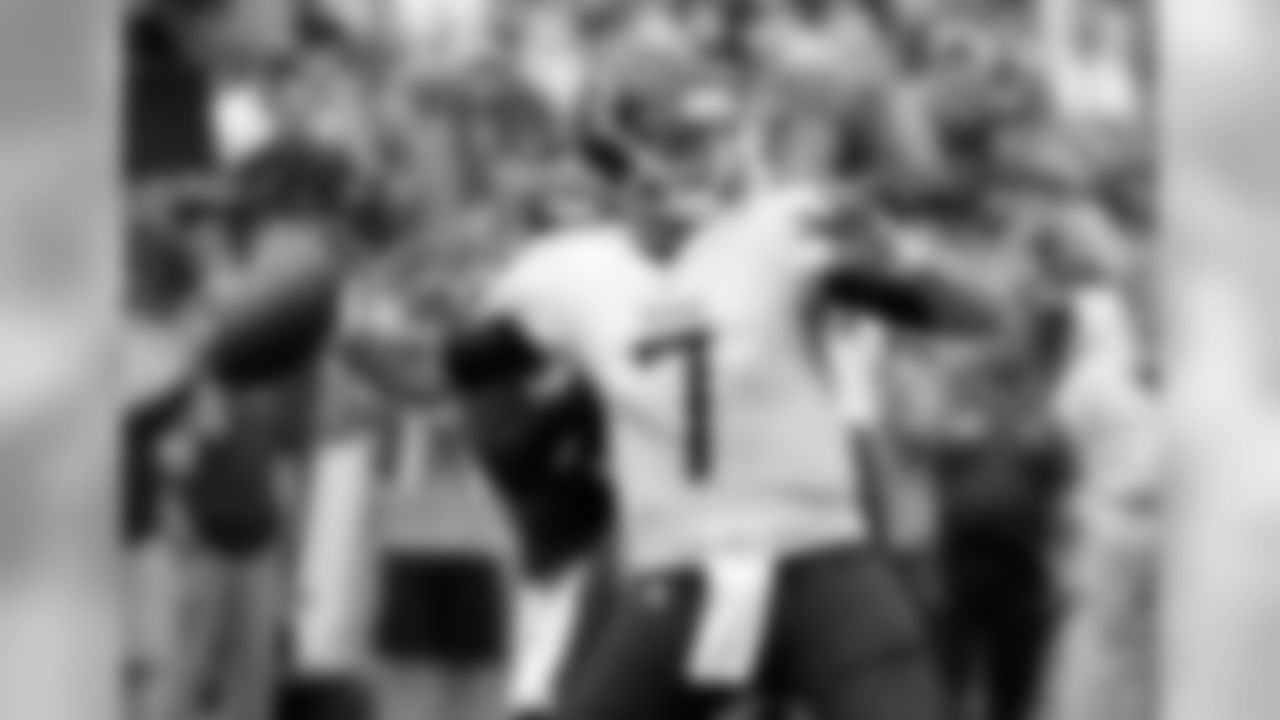 Tennessee Titans quarterback Blaine Gabbert (7) passes against the Houston Texans in the first half of an NFL football game Sunday, Sept. 16, 2018, in Nashville, Tenn. (AP Photo/Mark Zaleski)
