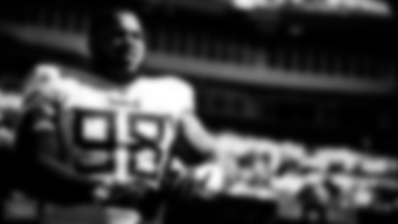 Defensive lineman Jeffery Simmons #98 of the Tennessee Titans before the game between the Tennessee Titans and the Washington Commanders at FedEx Field on October 09, 2022 in Washington DC. Photo By Donald Page/Tennessee Titans