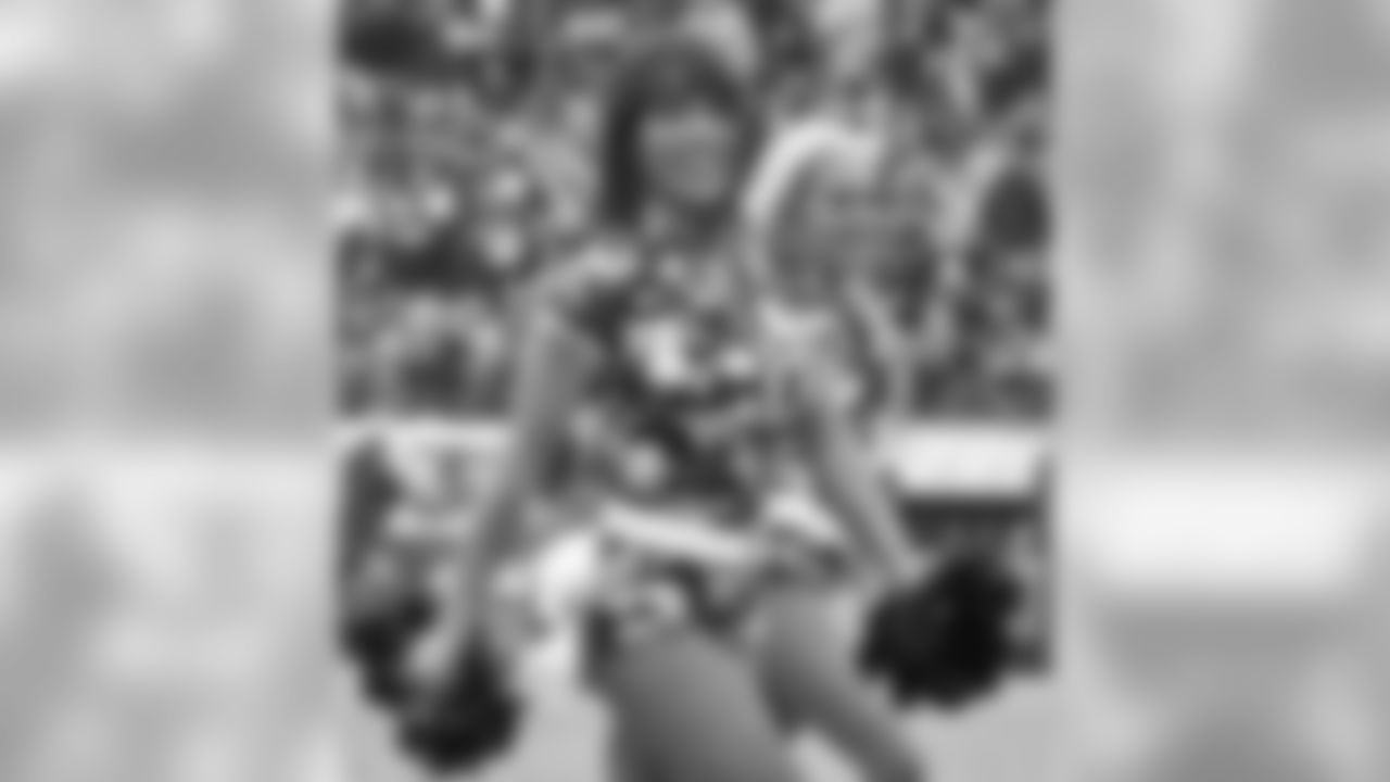 erica2018cheer70130