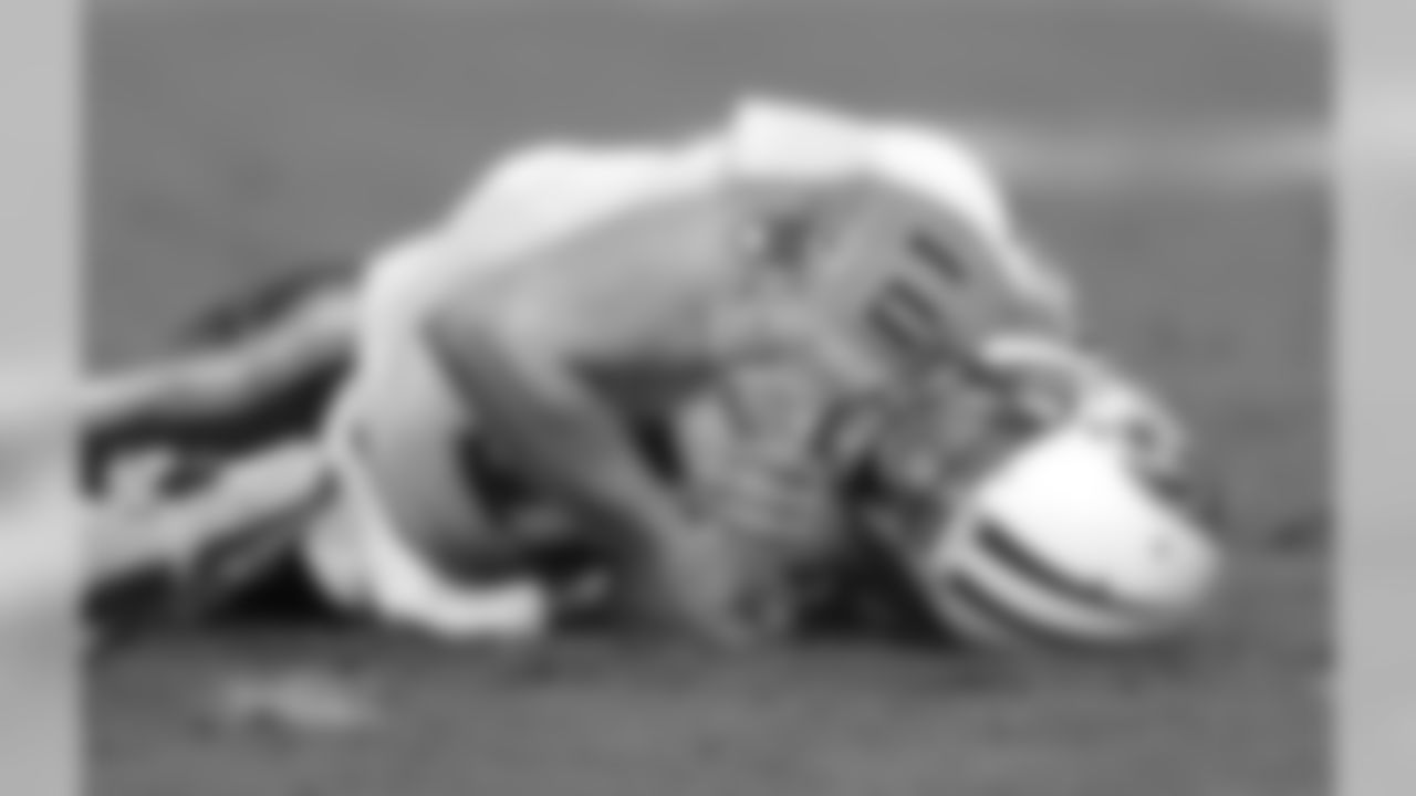 Tennessee Titans quarterback Jake Locker lies on the field after being injured in the first half of an NFL football game against the New York Jets, Sunday, Dec. 14, 2014, in Nashville, Tenn. (AP Photo/James Kenney)