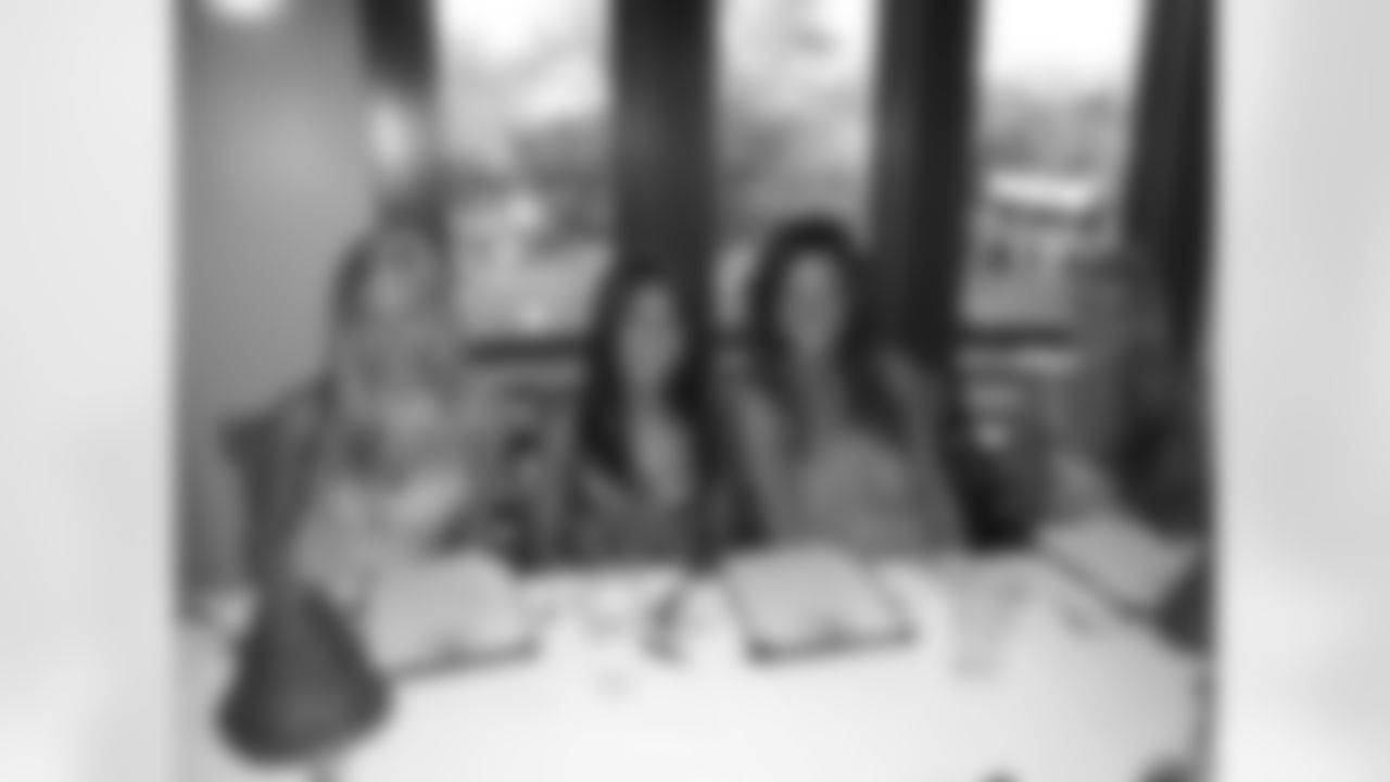 Titans Cheerleaders arrived Monday at the Sandestin Golf and Beach Resort for their 2010 photo shoot. After checking in at the Grand, the cheerleaders enjoyed dinner at Marlin Grill at the Baytown Wharf prior to resting up for an early morning photo shoot.