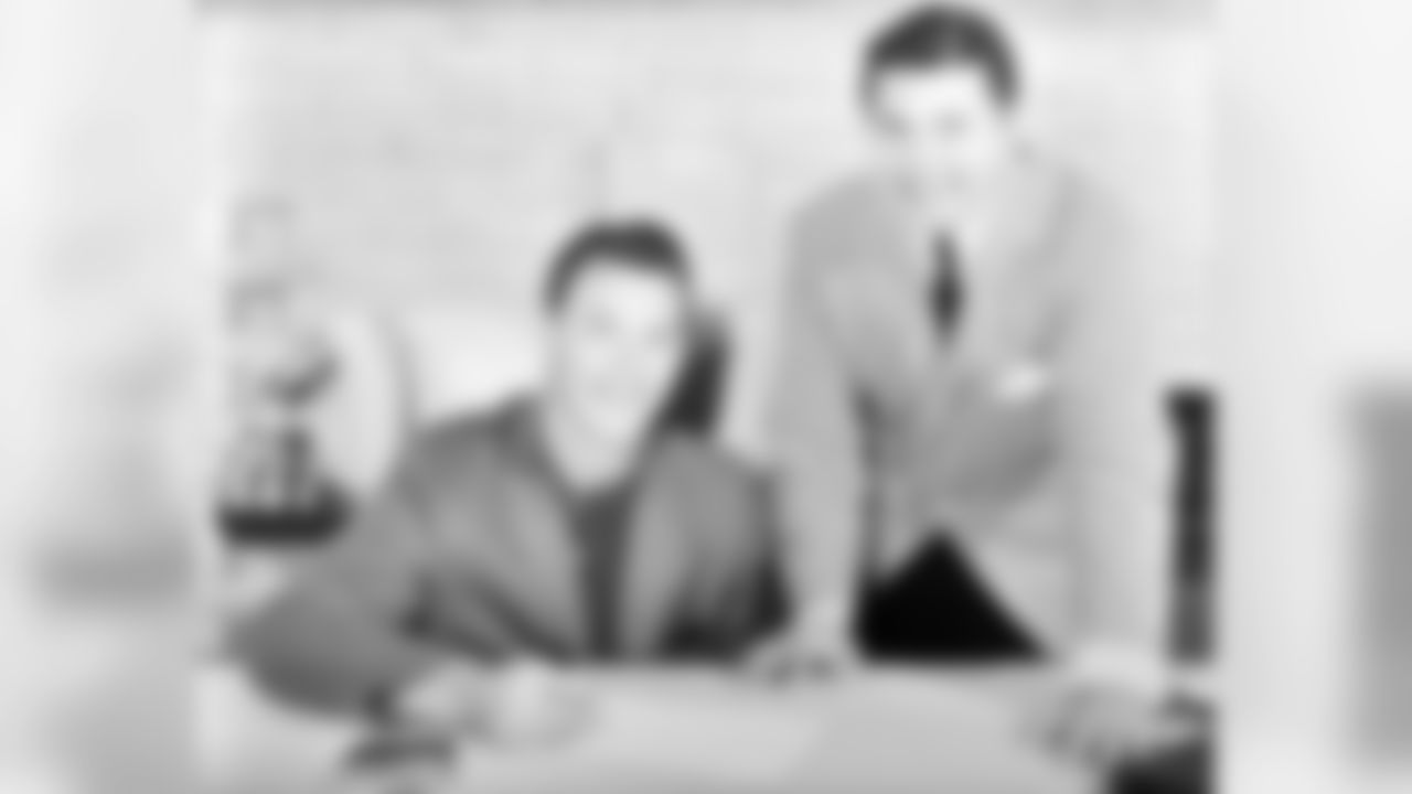 Billy Cannon signs a contract with the Houston Oilers.
