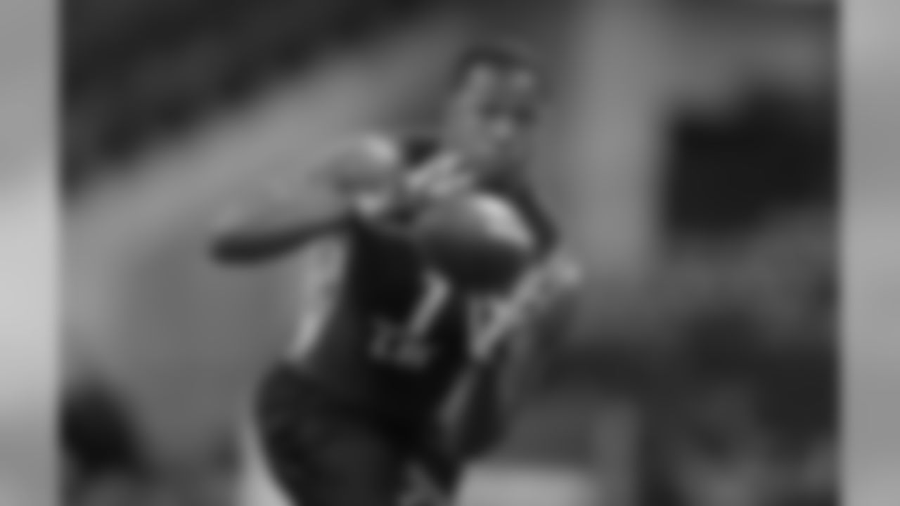 LB Akeem Ayers