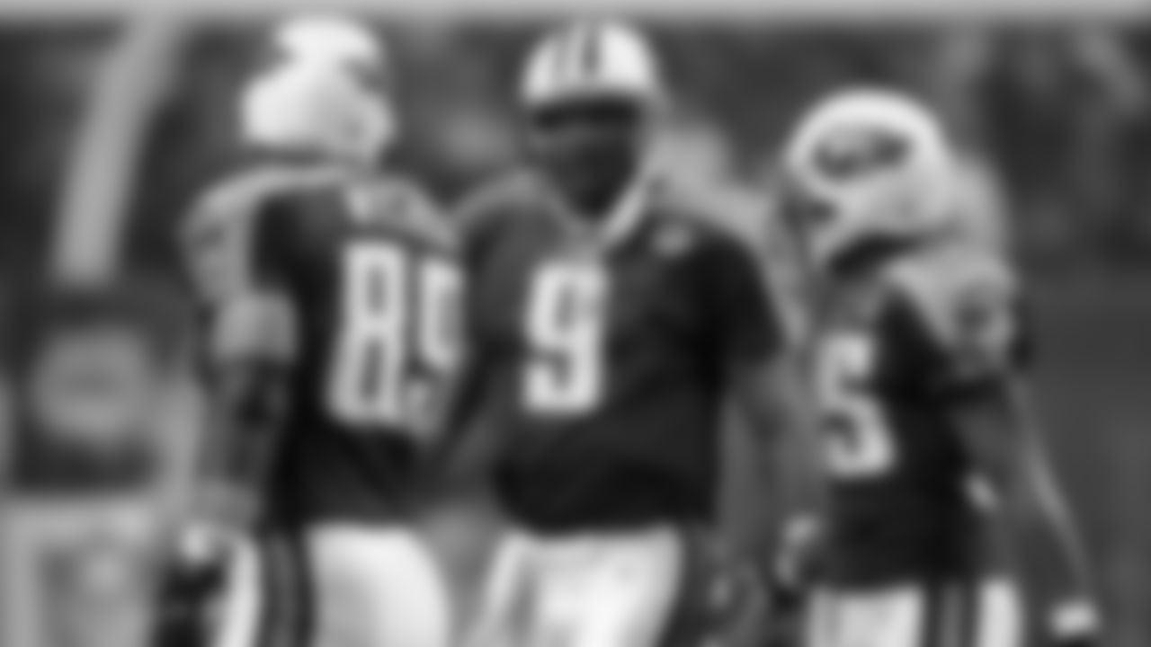 Tennessee Titans quarterback Steve McNair (9) talks to tight end Frank Wycheck (89) and wide receiver Derrick Mason (85) during an NFL Super Bowl XXXIV game against the St. Louis Rams on Jan. 30, 2000. The Rams defeated the Titans 23-16. (Allen Kee via AP)