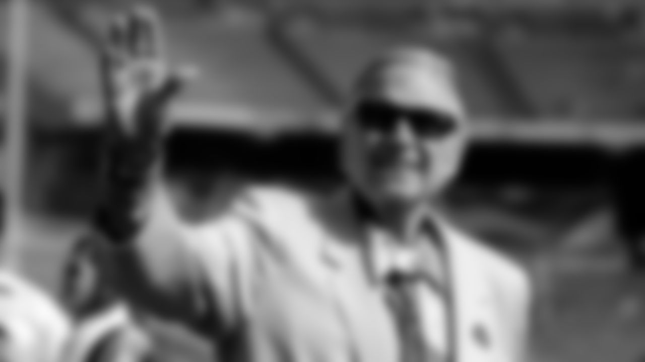 Tennessee Titans owner Bud Adams waves to fans before an NFL football game against the Philadelphia Eagles on Sunday, Oct. 24, 2010, in Nashville, Tenn. (AP Photo/Joe Howell)