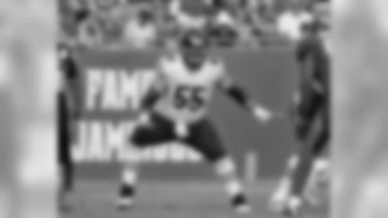 Chicago Bears center Hroniss Grasu (55) sets to block against the Tampa Bay Buccaneers Sunday, Dec. 27, 2015 in Tampa, Fla. The Bears won 26 - 21 in an NFL football game. (Al Messerschmidt via AP)