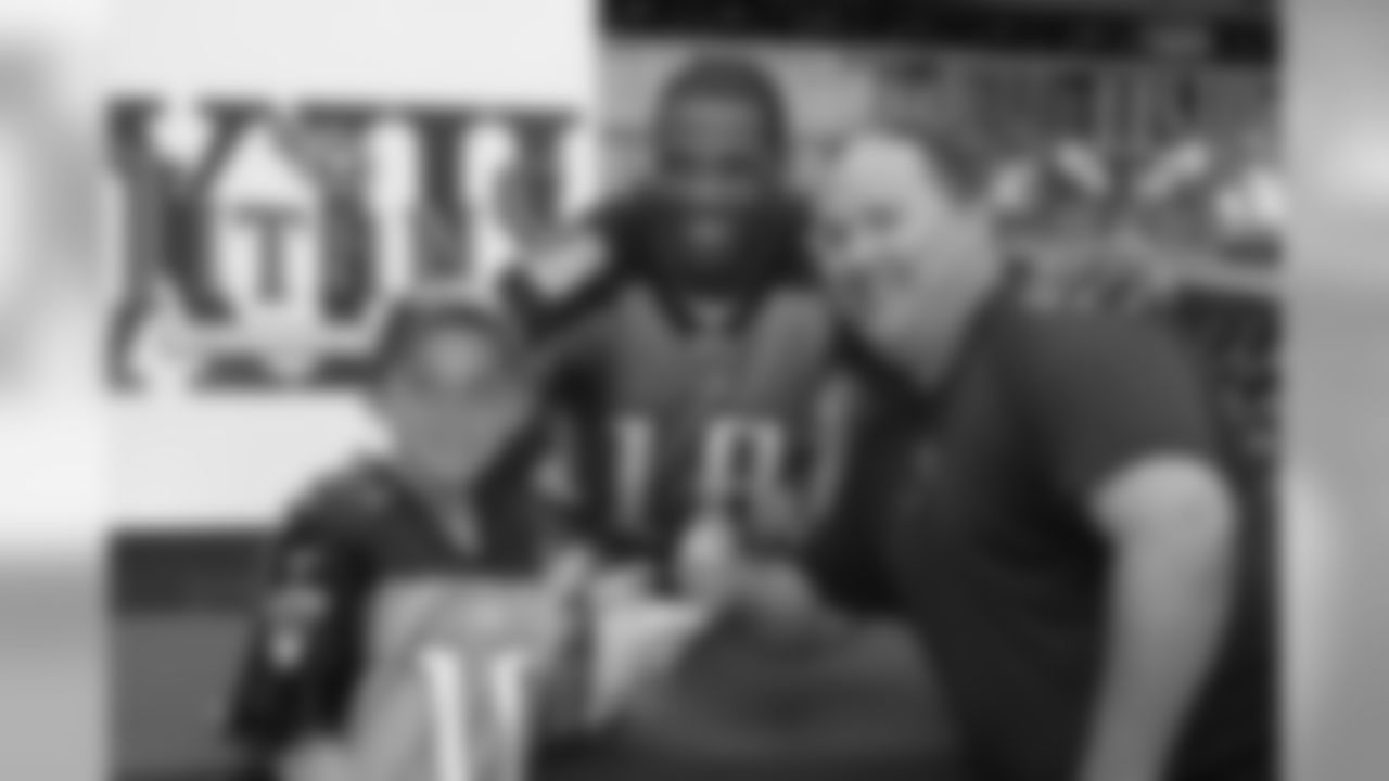 WR Kenny Britt kicked off Day 3 of Titans Caravan XIII on Wednesday with visits to Arnold Elementary School in Cleveland, TN and Sevierville Intermediate School in Sevierville, TN. After an autograph session at the Johnson City Shoe Carnival, Britt met up with LB Gerald McRath at the West Town Mall in Knoxville.