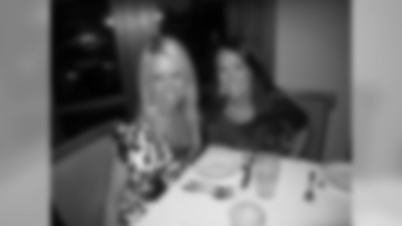 Tennessee Titans Cheerleaders enjoy dinner at the Marlin Grill after arriving at the Sandestin Golf and Beach Resort for the start of their 2009 calendar shoot.