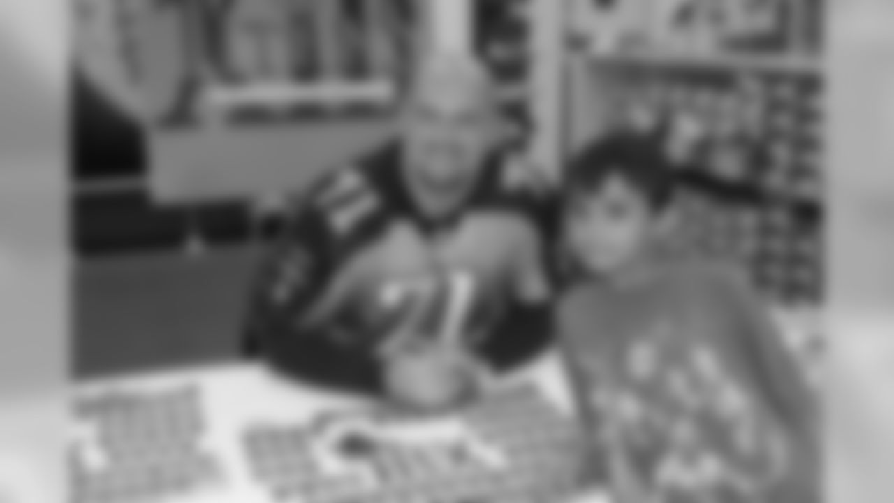 T Michael Roos was the featured player on Titans Caravan XIII, Friday, making stops at Fairview and East Cheatham Elementary Schools and Waverly Junior High, before autograph signings at the O'Charley's in Dickson and the Shoe Carnival in Clarksville, TN.