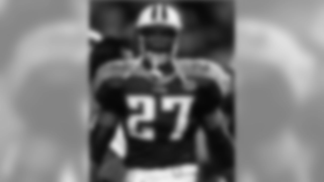 Tennessee Titans running back Eddie George (27) seen on the sideline during Super Bowl XXXIV Jan. 30, 2000 at the Georgia Dome in Atlanta. The Rams defeated the Titans by the score of 23–16. (Allen Kee via AP)