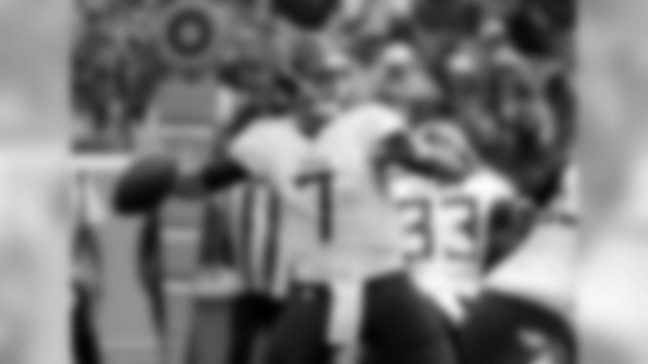 Tennessee Titans quarterback Blaine Gabbert passes against the Houston Texans in the first half of an NFL football game Sunday, Sept. 16, 2018, in Nashville, Tenn. (AP Photo/James Kenney)
