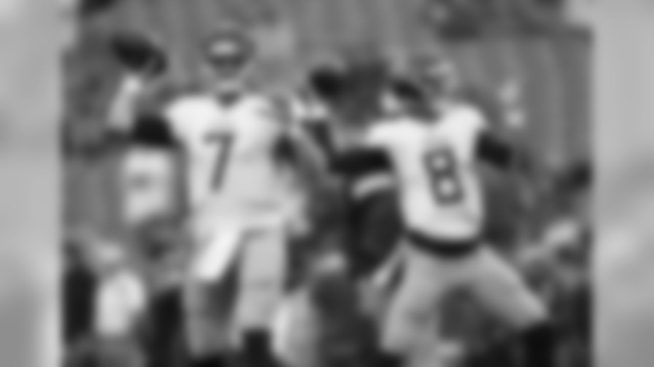 Tennessee Titans quarterback Marcus Mariota, right, and quarterback Blaine Gabbert warm up prior to an NFL football game against the Buffalo Bills, Sunday, Oct. 7, 2018, in Orchard Park, N.Y. (AP Photo/Adrian Kraus)