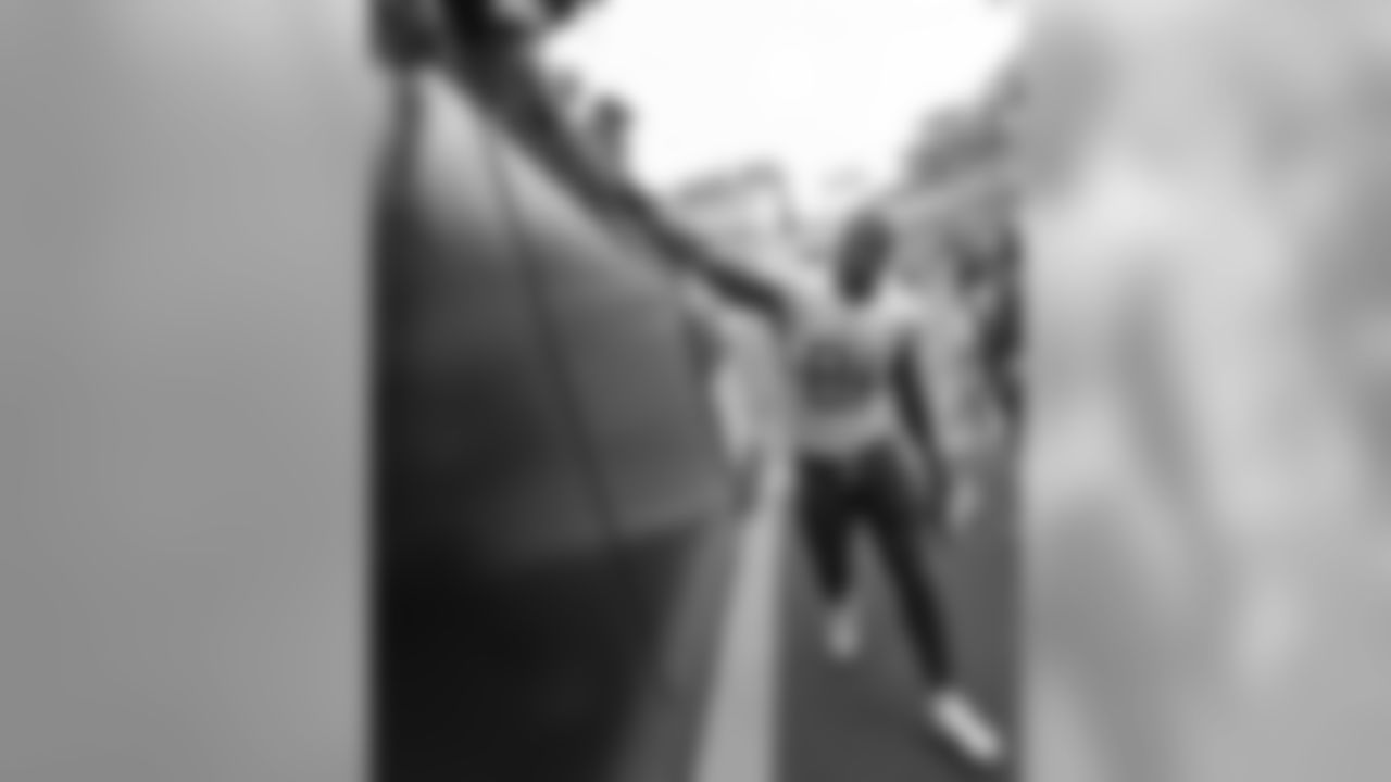 Tennessee Titans tight end Jonnu Smith (81) greets fans after an NFL preseason football game against the Pittsburgh Steelers, Saturday, Aug. 25, 2018, in Pittsburgh. (AP Photo/Don Wright)
