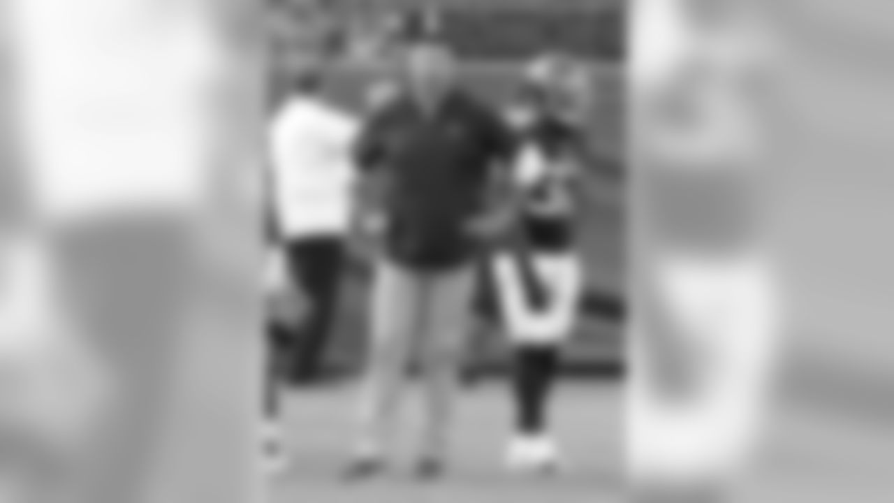 Tennessee Titans head coach Mike Vrabel watches as players warm up before a preseason NFL football game between the Titans and the Tampa Bay Buccaneers Saturday, Aug. 18, 2018, in Nashville, Tenn. (AP Photo/Mark Zaleski))