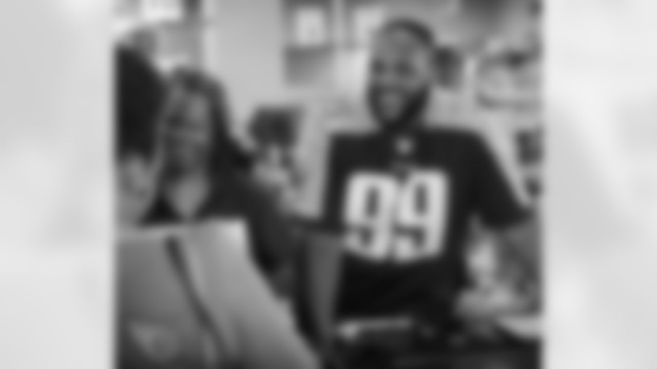 Titans DT Jurrell Casey buys groceries for Kroger customers for Titans Fan Week. #RandomActsOfKickoff