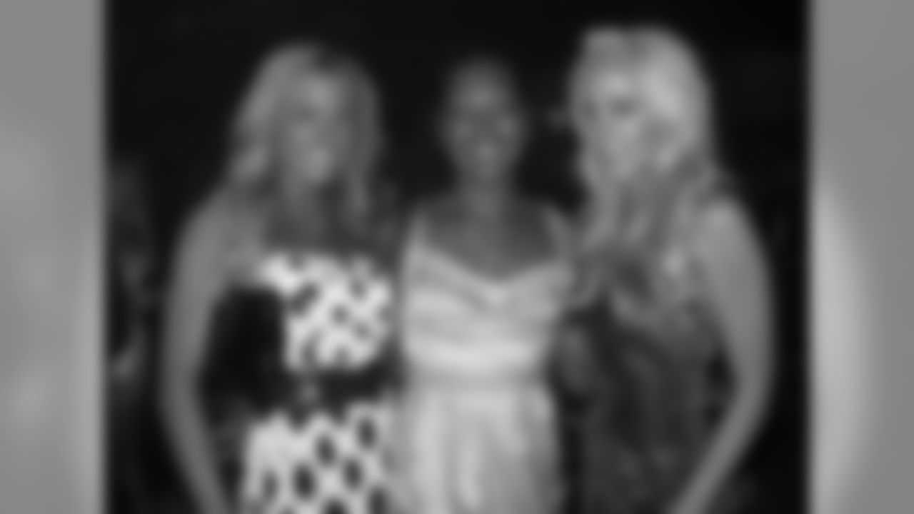 Titans Cheerleaders arrived Monday at the Sandestin Golf and Beach Resort for their 2010 photo shoot. After checking in at the Grand, the cheerleaders enjoyed dinner at Marlin Grill at the Baytown Wharf prior to resting up for an early morning photo shoot.