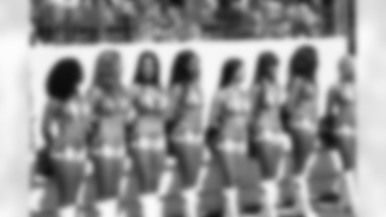 cheerleaders-180814-scrimmage241506