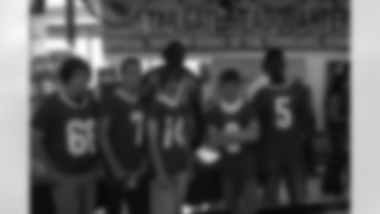 DT Sen'Derrick Marks was onboard Titans Caravan XIII Tuesday with stops at Creekside Elementary in Harvest, AL, Southside Elementary in Pulaski, TN and autograph signings at Kroger in Decherd, TN and Family Pharmacy in Scottsboro, AL. Marks was joined by WR Kenny Britt at Logan's Roadhouse in Chattanooga for the final stop of the day.