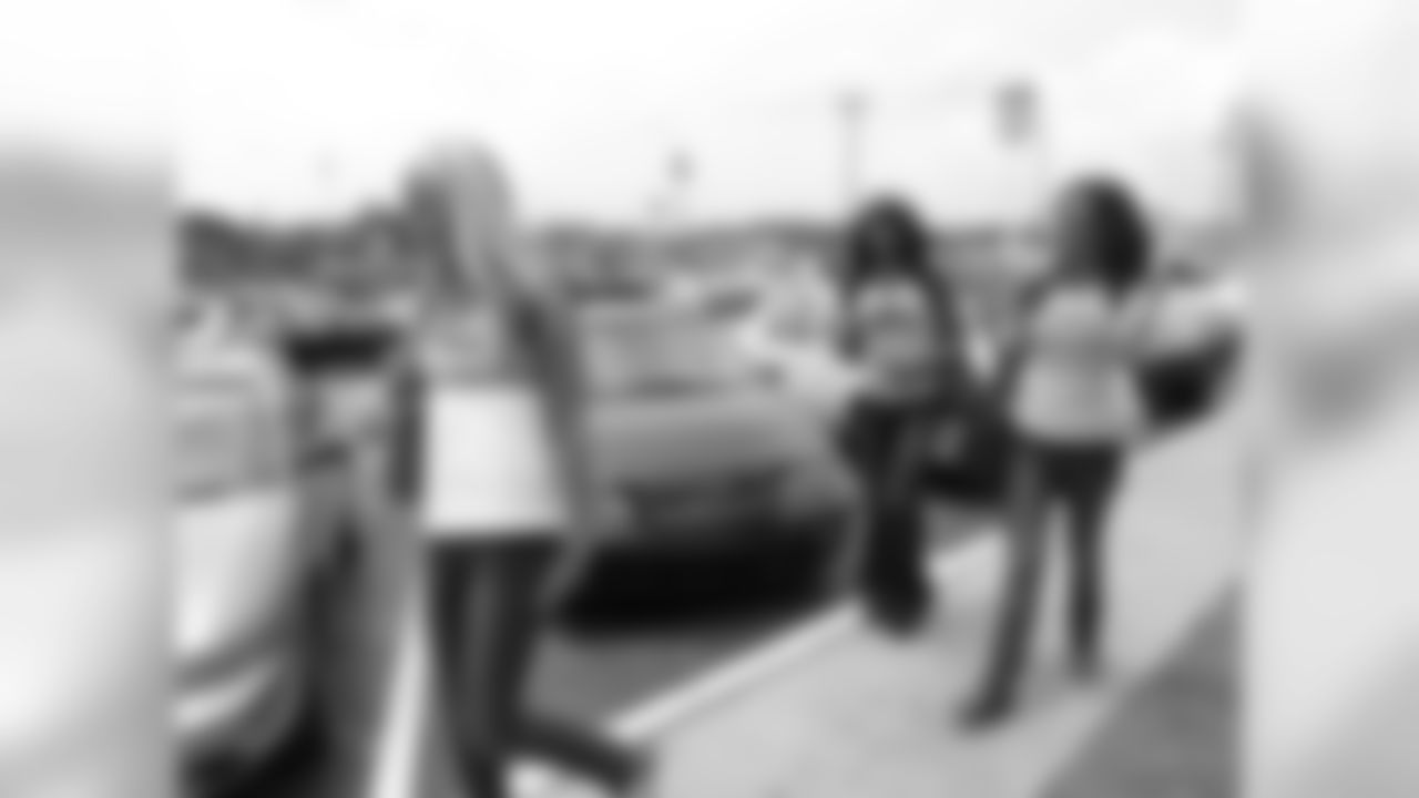 Titans Cheerleaders arrived Monday at the Sandestin Golf and Beach Resort for their 2010 photo shoot. After checking in at the Grand, the cheerleaders enjoyed dinner at Marlin Grill at the Baytown Wharf prior to resting up for an early morning photo shoot.