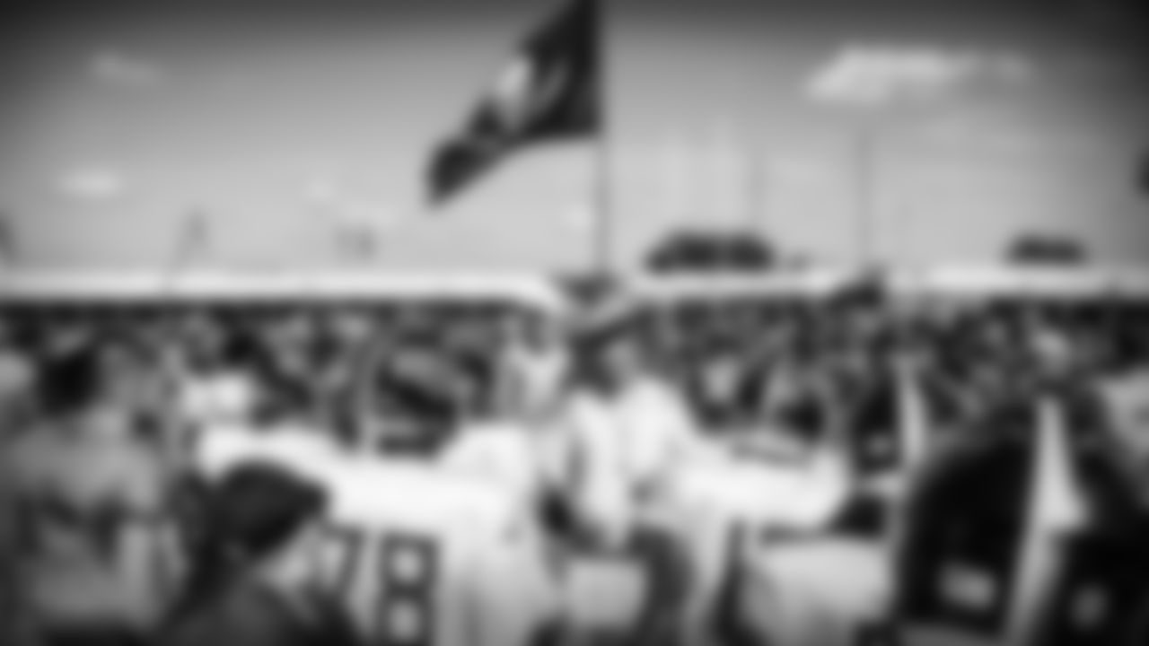 Head coach Mike Vrabel of the Tennessee Titans in the group huddle during joint training camp practice with the Tampa Bay Buccaneers on AUGUST 18, 2021 in Tampa, FL. Photo By Donald Page/Tennessee Titans