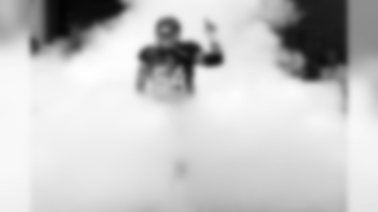 Tennessee Titans offensive guard Josh Kline takes the field before a preseason NFL football game between the Titans and the Tampa Bay Buccaneers Saturday, Aug. 18, 2018, in Nashville, Tenn. (AP Photo/Mark Zaleski))