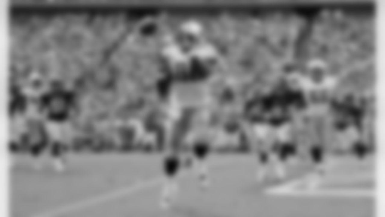 Tennessee Titans tight end Daniel Graham (86) catches a four-yard touchdown pass against the Denver Broncos to put the Titans in the lead in the final minutes of the fourth quarter of an NFL football game on Sunday, Sept. 25, 2011, in Nashville, Tenn. The Titans kicked the extra point to win the game 17-14. (AP Photo/Frederick Breedon)