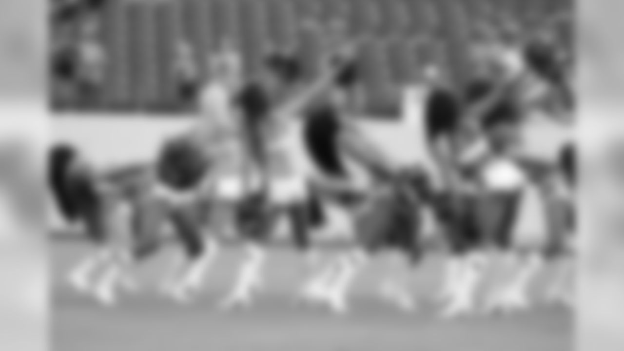 cheerleaders-180814-scrimmage241529