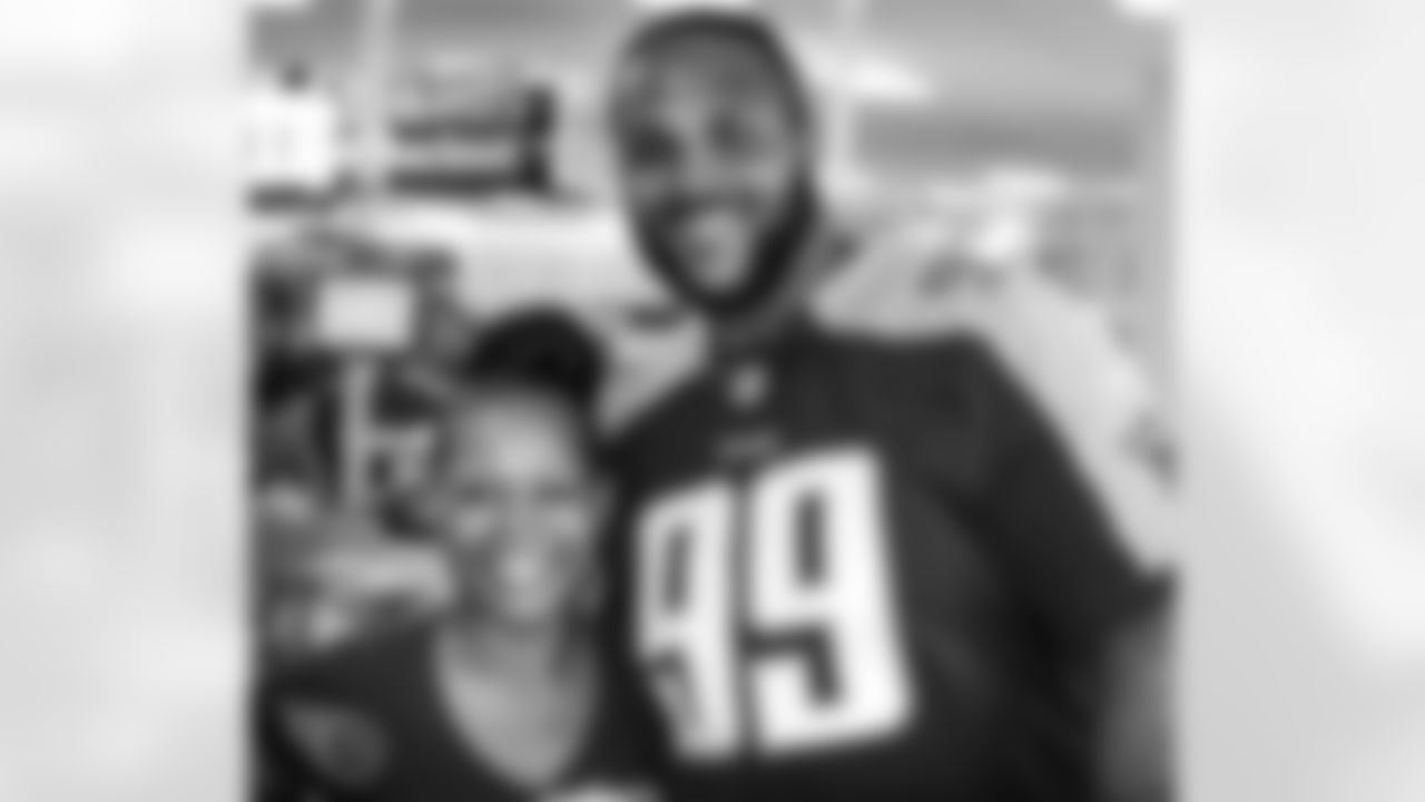 Titans DT Jurrell Casey buys groceries for Kroger customers for Titans Fan Week. #RandomActsOfKickoff