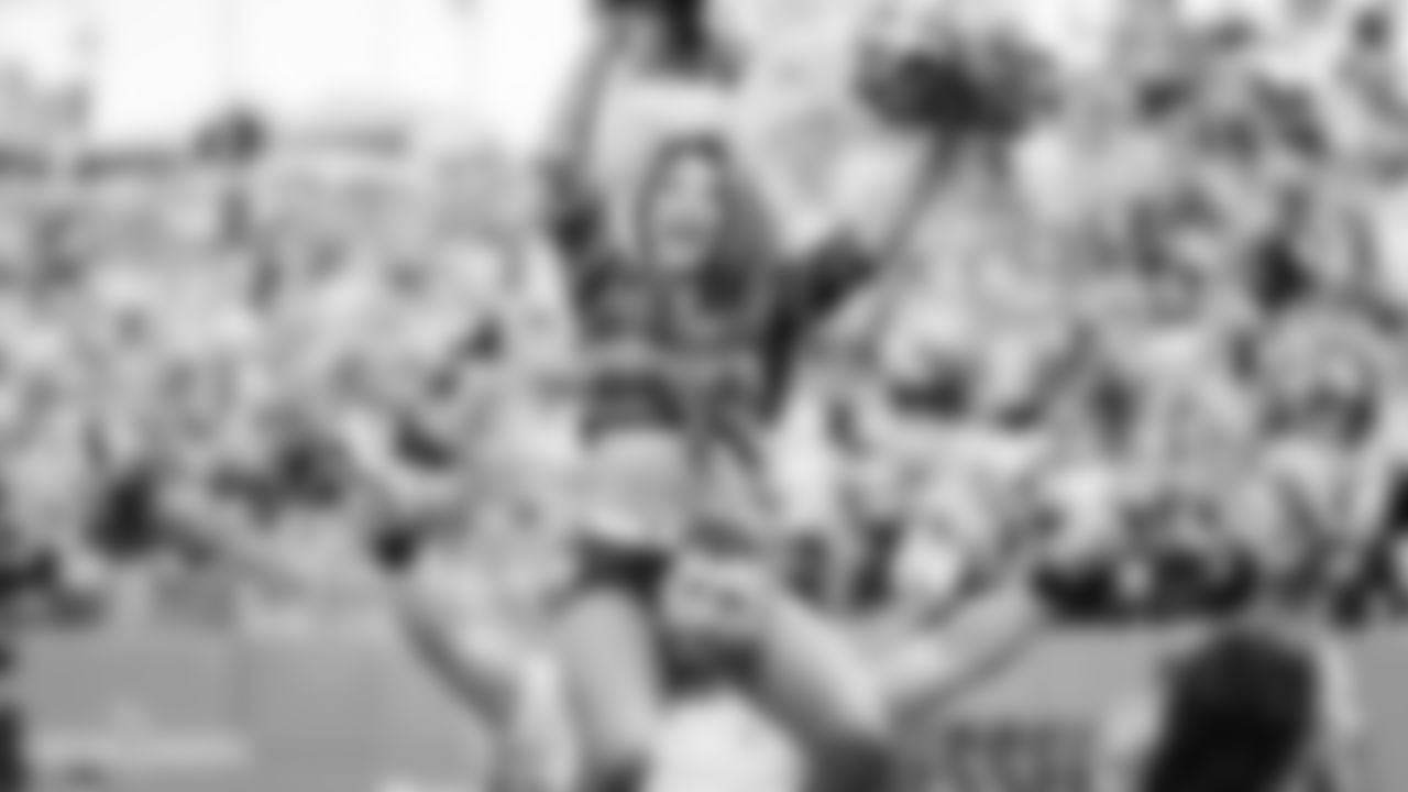 Tennessee Titans Cheerleaders during the game between the Tennessee Titans and the Las Vegas Raiders at Nissan Stadium on September 25, 2022 in Nashville, TN. Photo By Kaitlyn Hungerford/Tennessee Titans