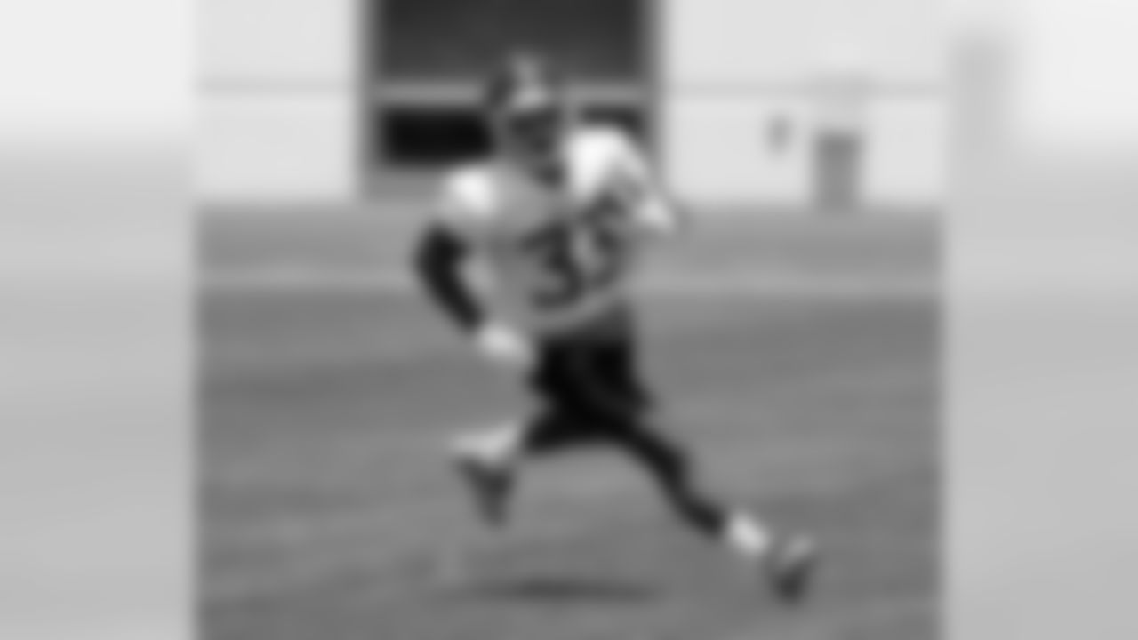 Tennessee Titans running back Dion Lewis runs a drill during an organized team activity at the Titans' NFL football training facility Tuesday, June 5, 2018, in Nashville, Tenn. (AP Photo/Mark Humphrey)