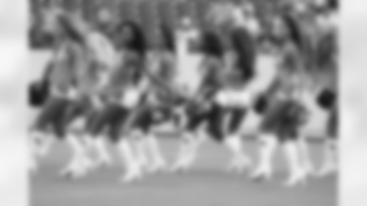cheerleaders-180814-scrimmage241525