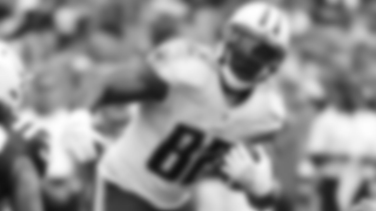 Tennessee Titans tight end Delanie Walker (82) runs upfield during an NFL game against the Indianapolis Colts at Nissan Stadium on September 27, 2015. The Colts defeated the Titans 35-33. (Kevin Terrell via AP)