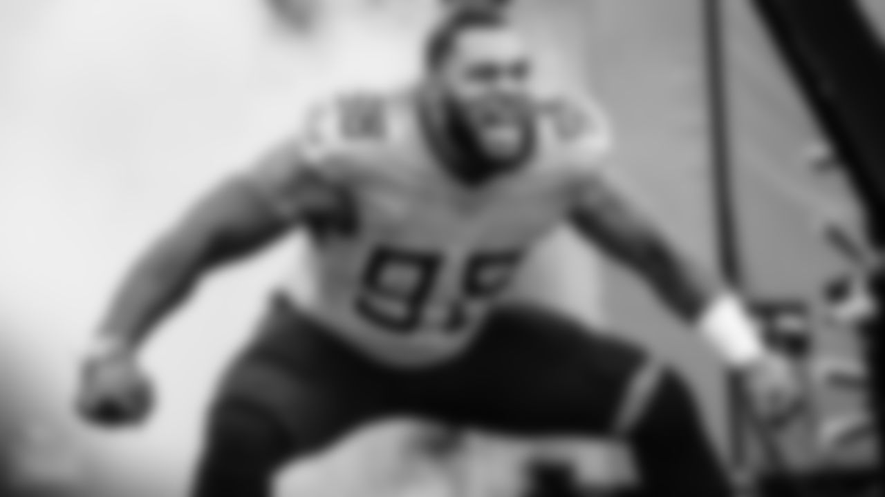 Defensive lineman Jeffery Simmons #98 of the Tennessee Titans before the game between the Tennessee Titans and the Cincinnati Bengals at Nissan Stadium on November 27, 2022 in Nashville, TN. Photo By Cameron Faulkner/Tennessee Titans