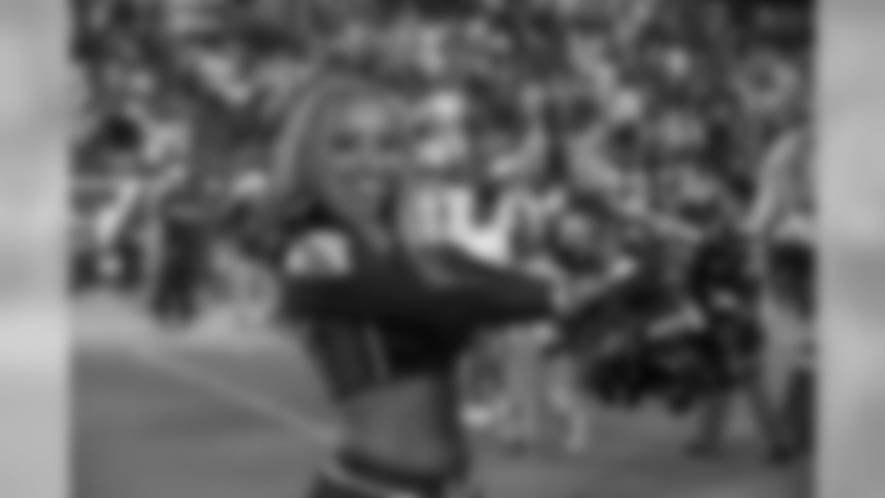 NASHVILLE, TN - AUGUST 25, 2019 - Tennessee Titans Cheerleaders during the preseason home game between the Pittsburgh Steelers and the Tennessee Titans at Nissan Stadium in Nashville, TN. Photo By Kayla Schoen/Tennessee Titans