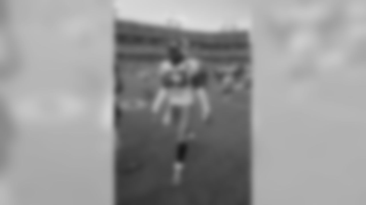Tennessee Titans linebacker Keith Bulluck (53) leaves the field after a 34-31 loss to the Houston Texans in an NFL football game in Nashville, Tenn., Sunday, Sept. 20, 2009. (AP Photo/Mark Humphrey)