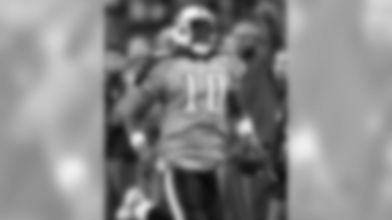 Tennessee Titans quarterback Vince Young (10) reacts as he scrambles in the second quarter of an NFL football game against the St. Louis Rams on Sunday, Dec. 13, 2009, in Nashville, Tenn. Young injured his leg on the play. (AP Photo/Wade Payne)