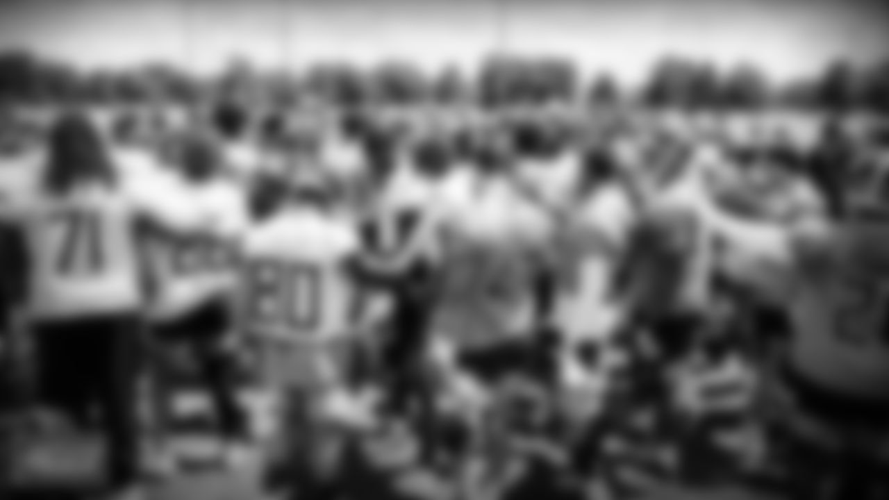 Tennessee Titans team huddle at the end of minicamp at Saint Thomas Sports Park on JUNE 16, 2021 in Nashville, TN. Photo By Donald Page/Tennessee Titans