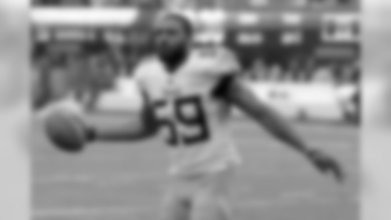 Tennessee Titans inside linebacker Wesley Woodyard works out prior to an NFL football game against the New York Giants, Sunday, Dec. 16, 2018, in East Rutherford, N.J. (AP Photo/Bill Kostroun)