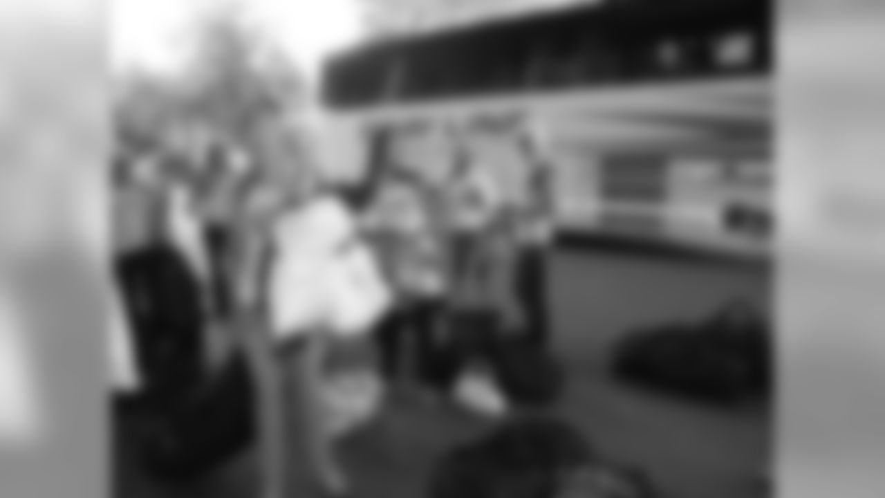 Titans Cheerleaders arrived Monday at the Sandestin Golf and Beach Resort for their 2010 photo shoot. After checking in at the Grand, the cheerleaders enjoyed dinner at Marlin Grill at the Baytown Wharf prior to resting up for an early morning photo shoot.