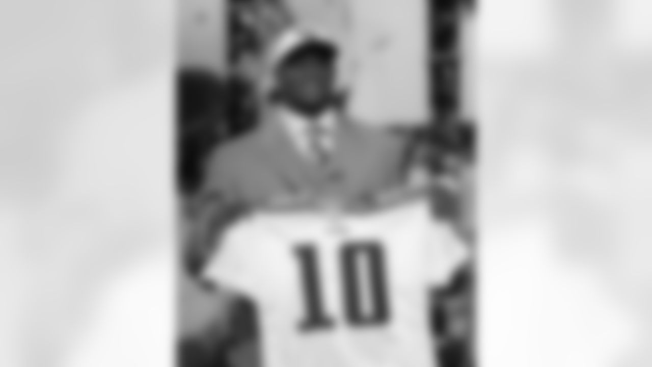 Vince Young, quarterback from Texas, a holds up a Tennessee Titans jerseys after being selected third overall in the first round of the NFL Draft, Saturday, April, 29, 2006 at Radio City Music Hall in New York. (AP Photo/Ed Betz)