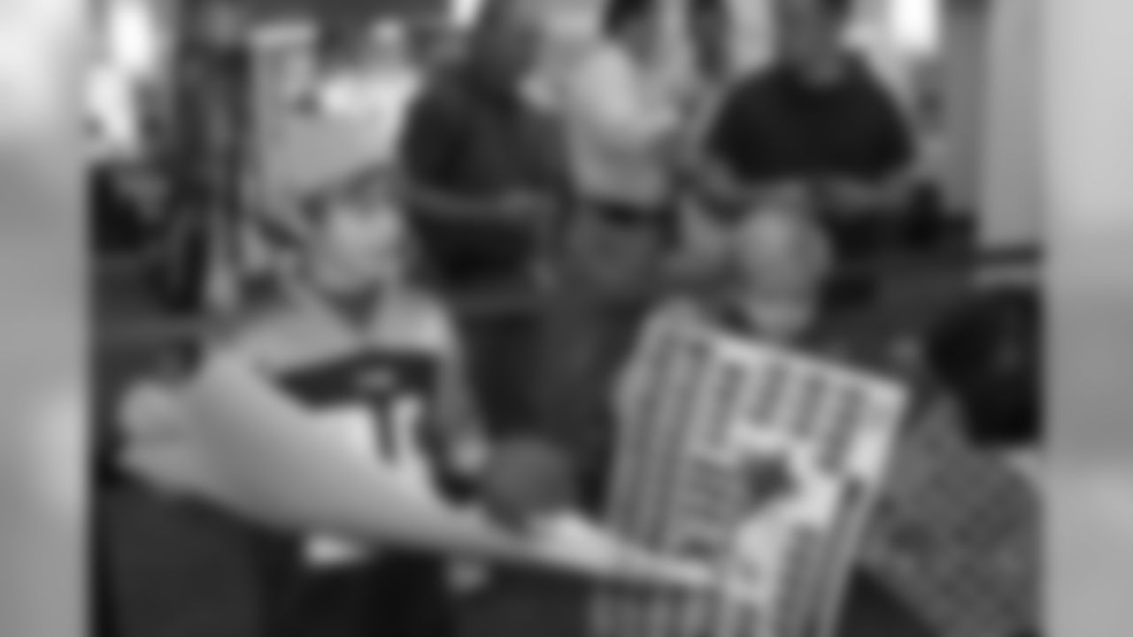 DT William Hayes kicked off Tuesday's Caravan as the bus traveling Titans players, staff and T-Rac made its way through Kentucky, including stops in Leitchfeild, Owensboro, Madisonville and Murray. CB Cortland Finnegan and s Michael Griffin joined Hayes in Paducah Tuesday evening.