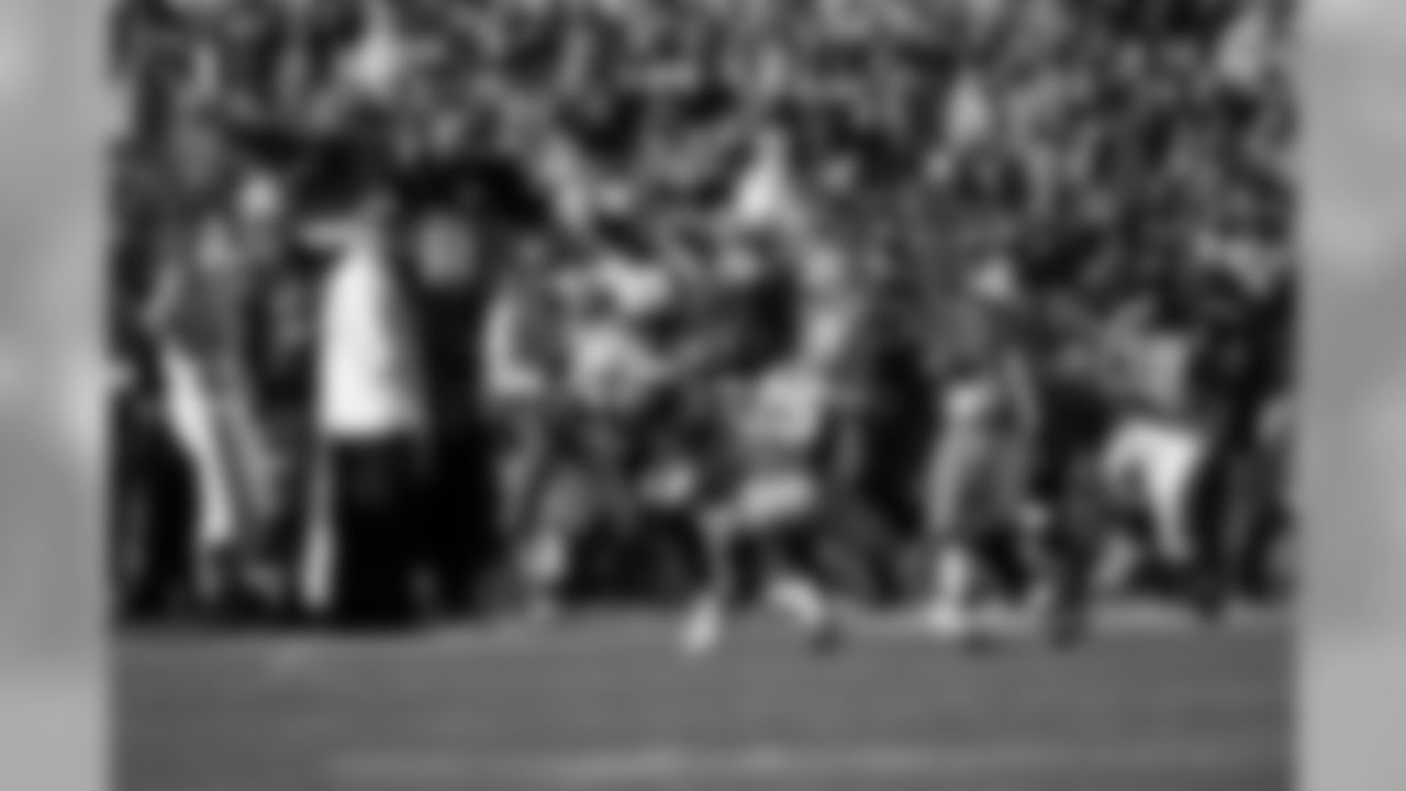 The Tennessee Titans improved to 2-6 with a 34-27 victory against the San Francisco 49ers at Candlestick Park on Sunday, Nov. 8, 2009.