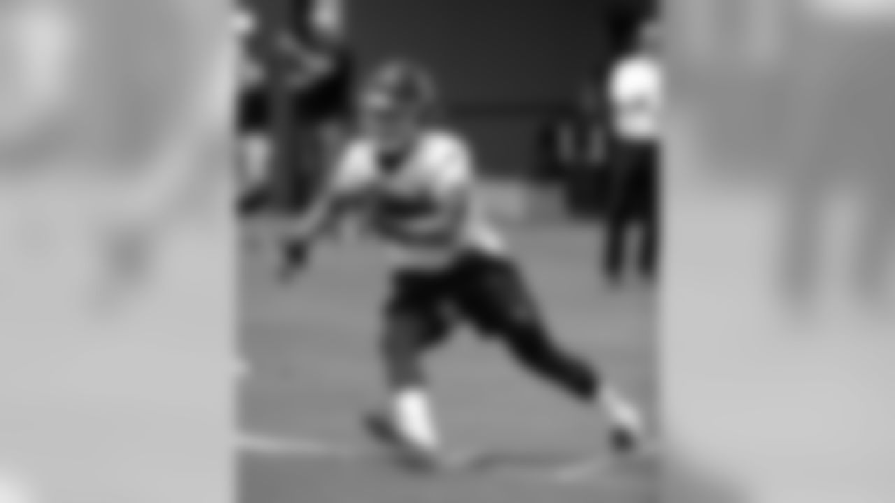 Tennessee Titans running back Alex Barnes runs a drill during an organized team activity at the Titans' NFL football training facility Tuesday, June 11, 2019, in Nashville, Tenn. (AP Photo/Mark Humphrey)