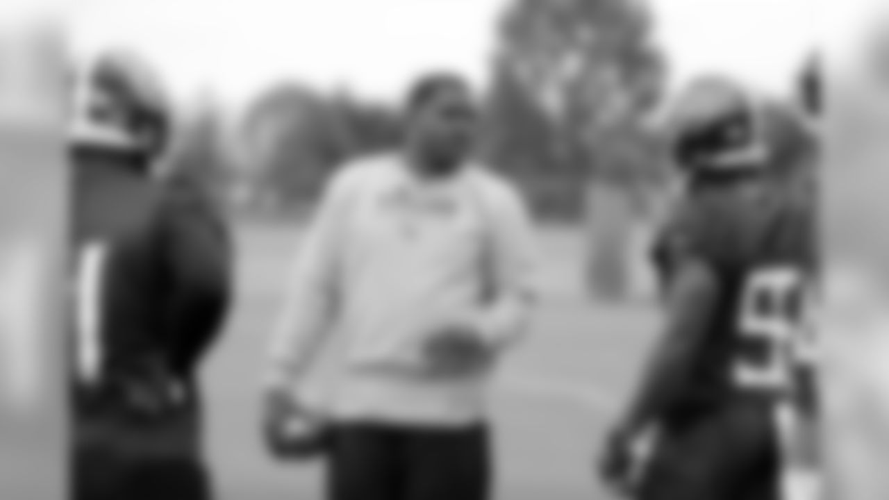 Tennessee Titans inside linebackers coach Tyrone McKenzie talks with players during an organized team activity at the Titans' NFL football training facility Wednesday, June 12, 2019, in Nashville, Tenn. (AP Photo/Mark Humphrey)