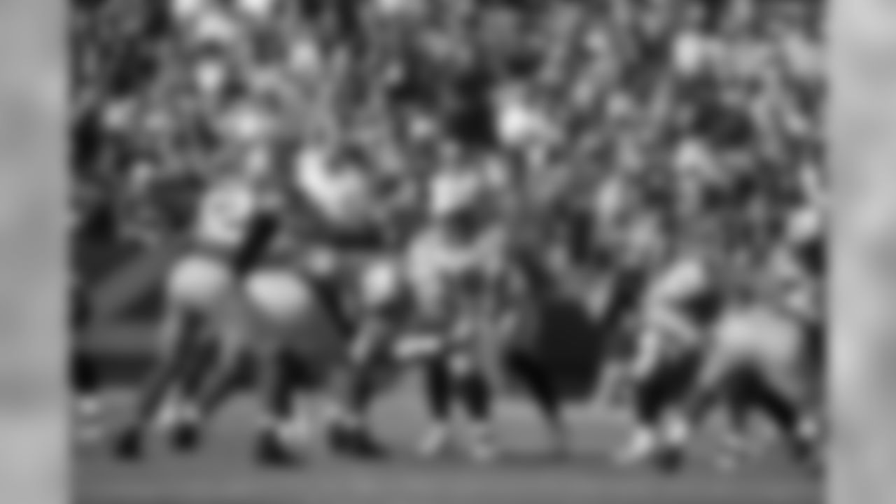The Tennessee Titans improved to 2-6 with a 34-27 victory against the San Francisco 49ers at Candlestick Park on Sunday, Nov. 8, 2009.
