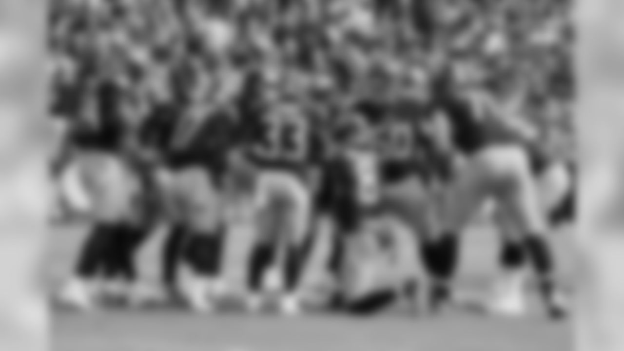 Tennessee Titans quarterback Marcus Mariota (8) calls a play in the first half of an NFL football game against the New England Patriots Sunday, Nov. 11, 2018, in Nashville, Tenn. (AP Photo/James Kenney)