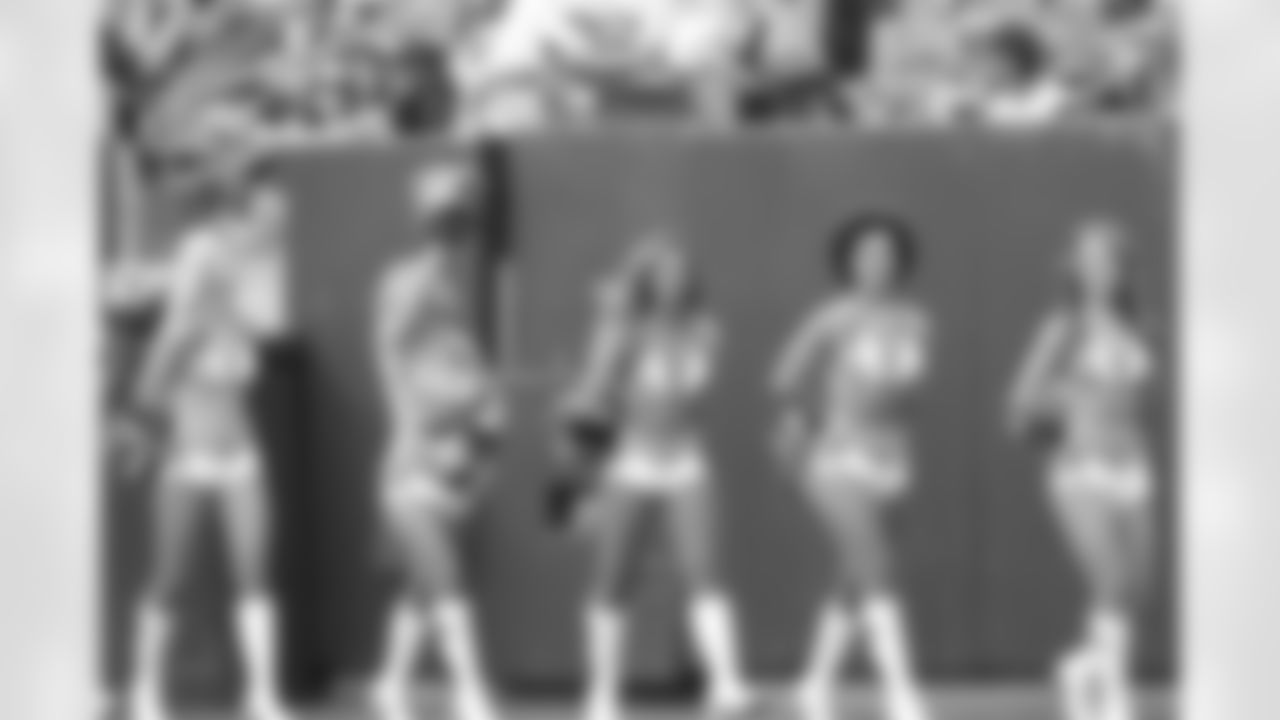 cheerleaders-180814-scrimmage241533
