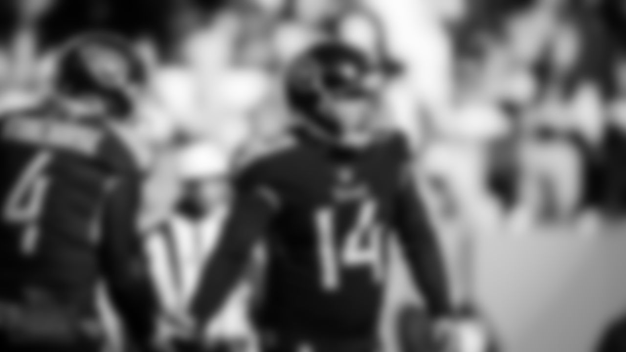 Tennessee Titans and the Houston Texans compete at Nissan Stadium on December 24, 2022 in Nashville, TN. Photo By \03387281/Tennessee Titans