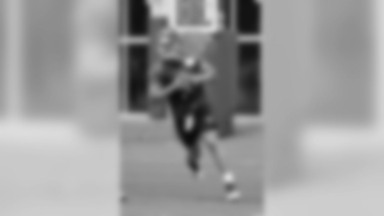 Tennessee Titans quarterback Blaine Gabbert runs a drill during an organized team activity at the Titans' NFL football training facility Wednesday, May 30, 2018, in Nashville, Tenn. (AP Photo/Mark Humphrey)