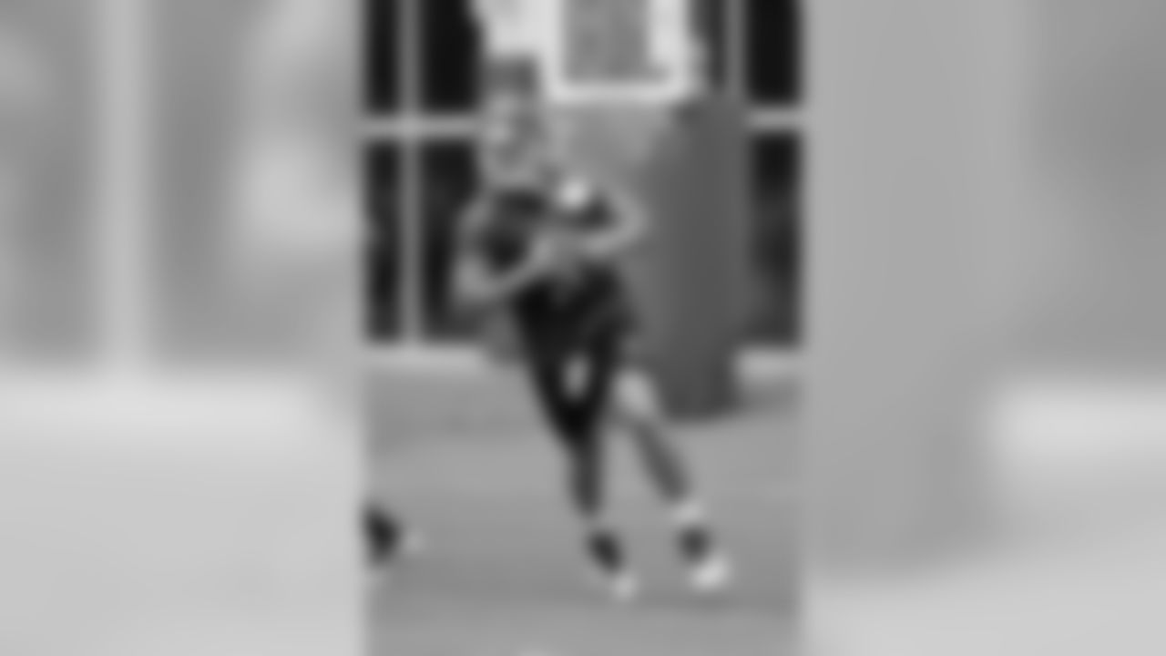 Tennessee Titans quarterback Blaine Gabbert runs a drill during an organized team activity at the Titans' NFL football training facility Wednesday, May 30, 2018, in Nashville, Tenn. (AP Photo/Mark Humphrey)